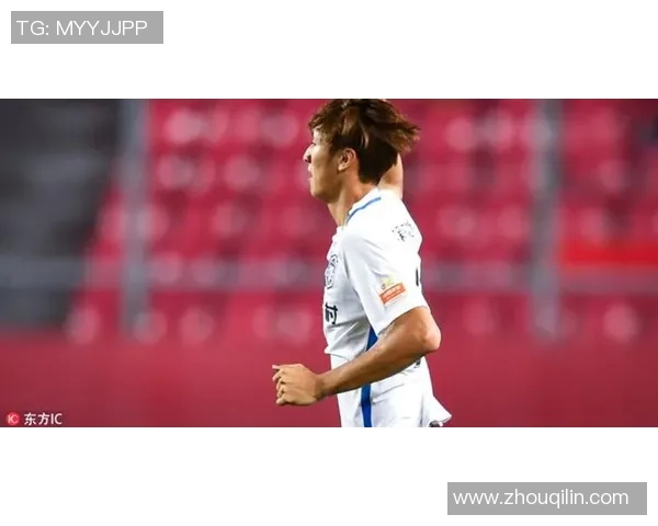 足球明星双手叉腰展现自信风采引领赛场激情瞬间 足球明星双手叉腰展现自信风采引领赛场激情瞬间